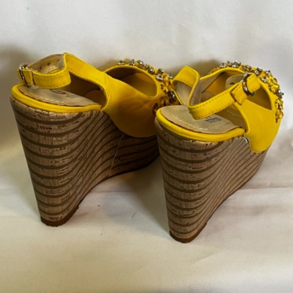 CR Collection Yellow Bling Wedge Sandal. Size 8M - Picture 5 of 5